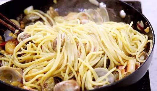 一道效果驚豔的海鮮意麵是怎麼做出來的？ post thumbnail image