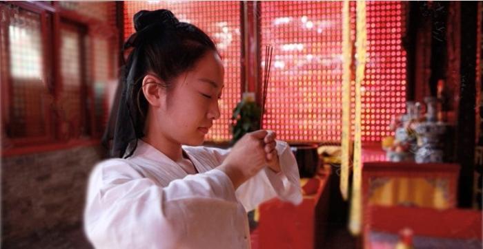 老祖宗為什麼規定上香不能用右手？用了又會怎麼樣呢？ post thumbnail image